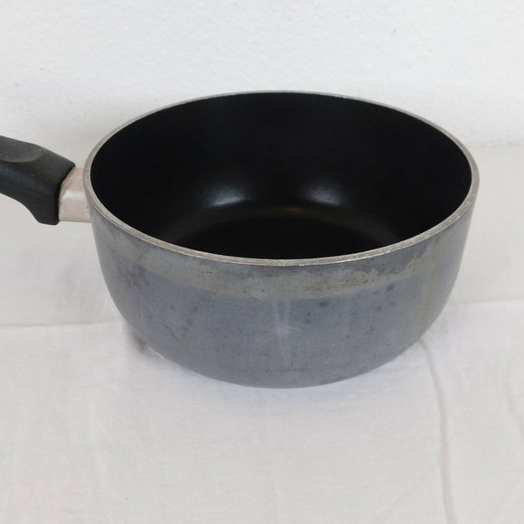 Vintage WearEver 2 quart Saucepan with Steam Release Lid 7 3/8 in diam 3 in tall - Picture 4 of 9